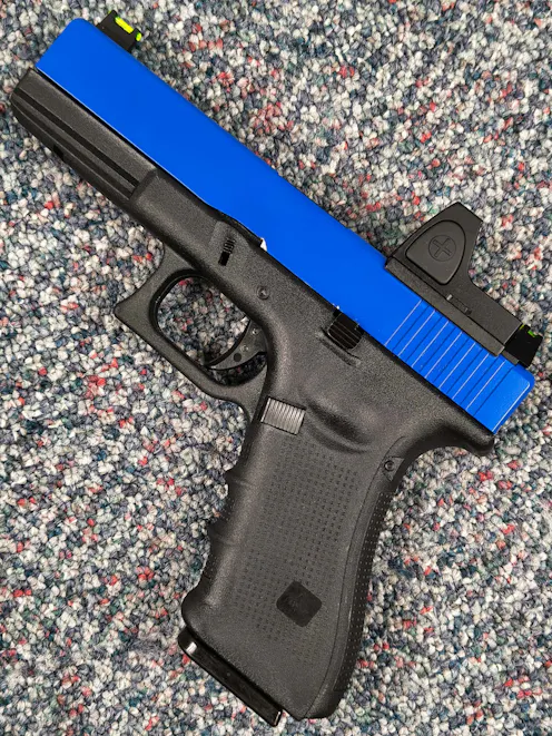 RAVEN BY-105500 - EU17 GBB Pistol w/BDS; Pre Two-Tone